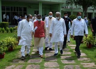 विधानसभा में पूर्व मुख्यमंत्री अजीत जोगी सहित पूर्व मंत्री डेरहू प्रसाद धृतलहरे, बलिहार सिंह, पूर्व सांसद रजनीगंधा देवी और शहीद जवानों को दी गई श्रद्धांजलि