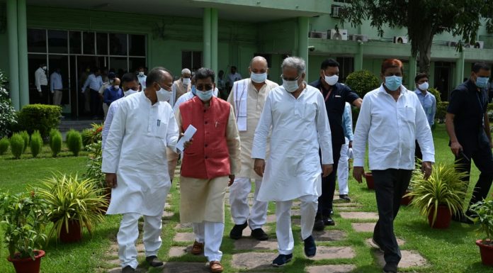 विधानसभा में पूर्व मुख्यमंत्री अजीत जोगी सहित पूर्व मंत्री डेरहू प्रसाद धृतलहरे, बलिहार सिंह, पूर्व सांसद रजनीगंधा देवी और शहीद जवानों को दी गई श्रद्धांजलि