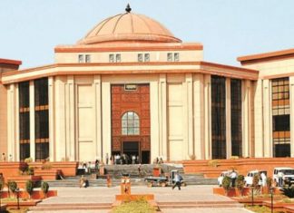 पूर्व बैंकर निजी स्कूलों की वसूली के विरुद्ध बिलासपुर हाईकोर्ट पहुंची। BILASPUR