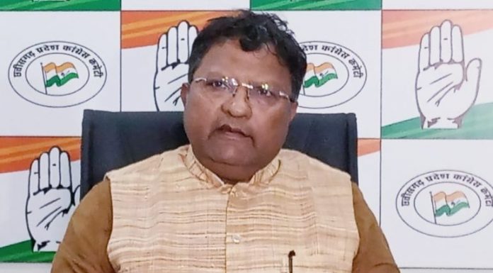 हर दिन 3 किसान आत्महत्या करते थे कभी रमन सिंह ने उन किसानों के आत्माओं के बारे में सोचा क्या?