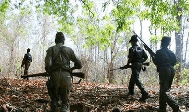 दंतेवाडा में दो ईनामी नक्सलियों ने किया आत्मसमर्पण, साथ ही समाज के मुख्य धारा से भी जुड़ें
