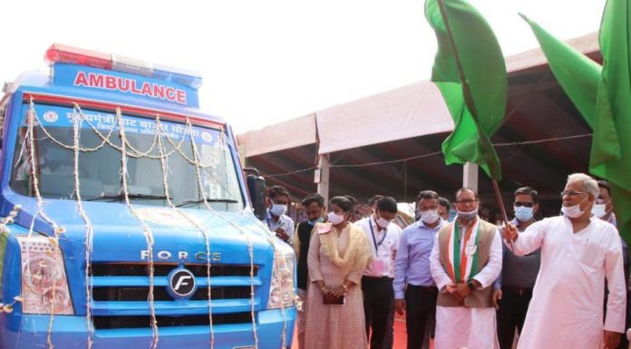 अब अस्पताल खुद पहुंच रहे लोगों के बीच, हाट-बाजार क्लिनिक योजना के लिए कांकेर को मिले 8 नए एम्बुलेंस से एक सप्ताह में ही करीब 400 लोगों का इलाज