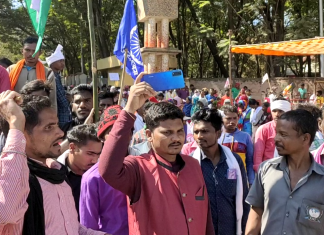 बचेली नगरपालिका से पृथक करने की मांग को लेकर आदिवासियों ने किया प्रदर्शन