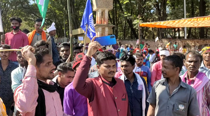 बचेली नगरपालिका से पृथक करने की मांग को लेकर आदिवासियों ने किया प्रदर्शन