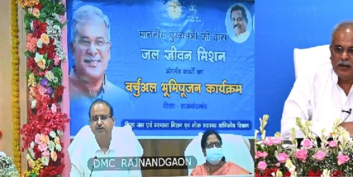 मुख्यमंत्री को ढोड़िया गांव की महिलाओं ने दी गाड़ा-गाड़ा बधाई घरों में नल से पानी मिलने से हर्षित हैं महिलाएं