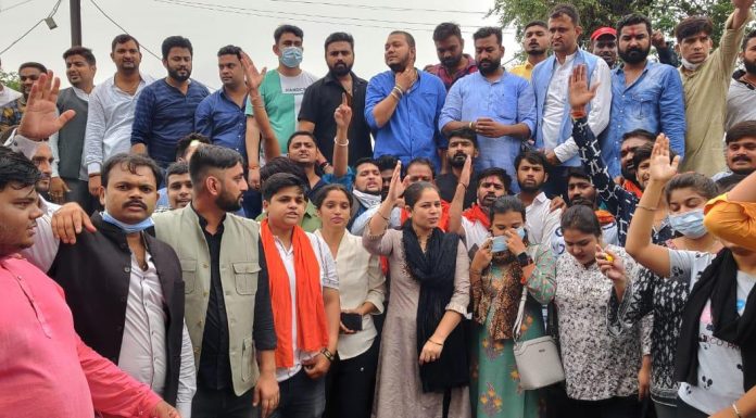 चंदूलाल चंद्राकर मेडिकल कॉलेज के अधिग्रहण के खिलाफ भाजयुमों ने फूंका सीएम का पुतला