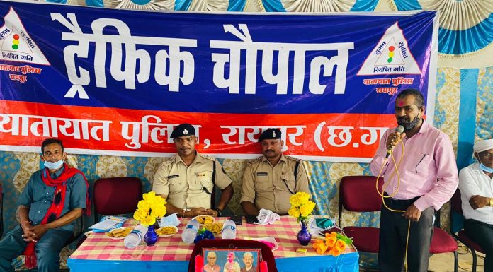 अब ग्रामीण क्षेत्रों में यातायात नियमों को लेकर लोगों को जागरूक कर रही पुलिस