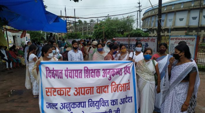 अनुकम्पा नियुक्ति की मांग को लेकर विस घेरने निकले दिवंगत पंचायत शिक्षकों के आश्रितों को पुलिस ने रोका