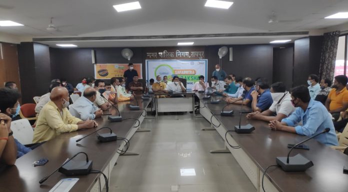 महापौर एजाज ढेबर ने ली गोलबाजार के व्यापारियों की बैठक