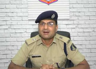 चलती कार से युवती को फेंके जाने को लेकर पुलिस ने कही ये बात
