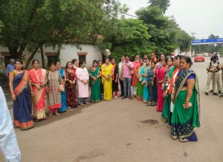 भाजपा महिला मोर्चा ने छाया वर्मा, फूलों देवी नेताम का पुतला दहन किया