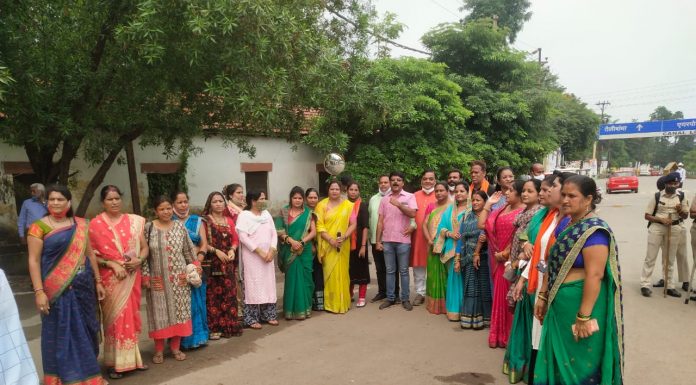 भाजपा महिला मोर्चा ने छाया वर्मा, फूलों देवी नेताम का पुतला दहन किया