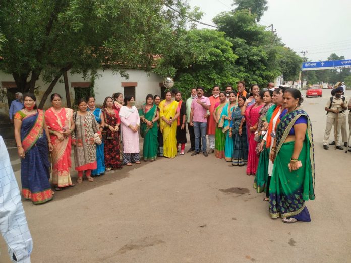 BJP Mahila Morcha burnt the effigy of Chhaya Verma, Phool Devi Netam