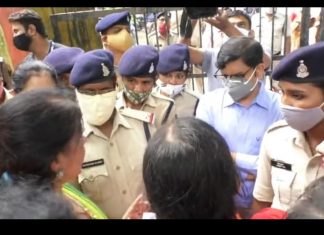 भाजपा महिला मोर्चा ने घेरा डीईओ कार्यालय