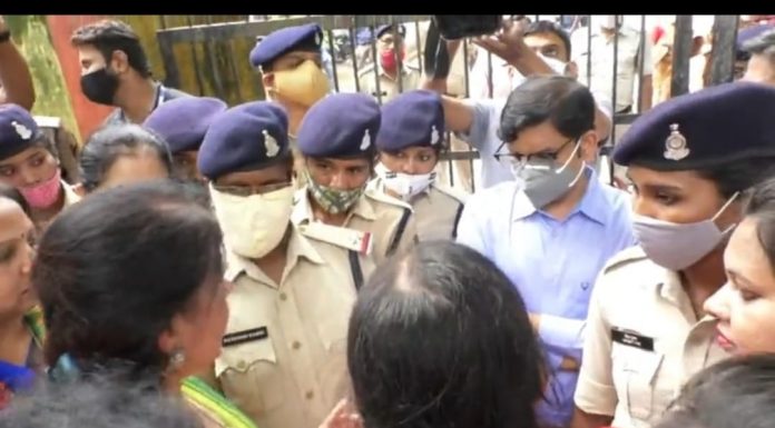 भाजपा महिला मोर्चा ने घेरा डीईओ कार्यालय