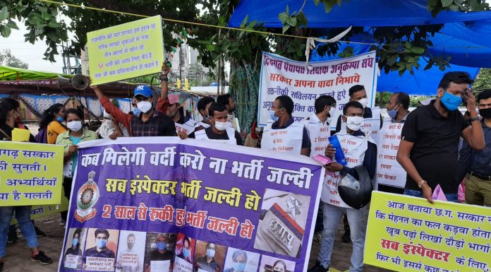सब इंस्पेक्टर भर्ती प्रक्रिया को जल्द पूरी करने की मांग को लेकर अभ्यर्थियों ने किया प्रदर्शन