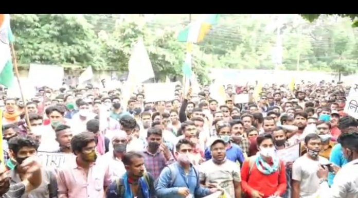 छत्तीसगढ़ विद्युत संविदा कर्मचारी संघ अपनी मांगों को लेकर किया प्रदर्शन