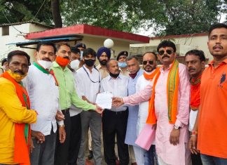 भाजपा पं दीनदयाल मण्डल द्वारा रायपुरा स्कूल के प्राचार्य की बर्ख़ास्तगी की मांग को लेकर शिक्षा मंत्री बंगले का घेराव कर ज्ञापन सौपा गया
