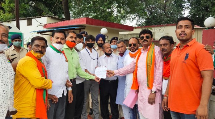 भाजपा पं दीनदयाल मण्डल द्वारा रायपुरा स्कूल के प्राचार्य की बर्ख़ास्तगी की मांग को लेकर शिक्षा मंत्री बंगले का घेराव कर ज्ञापन सौपा गया