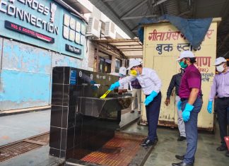 महाप्रबंधक आलोक कुमार ने स्वयं प्लेटफॉर्म फ्लोर क्लीनिंग मशीन चलाकर रायपुर स्टेशन पर यात्रियों को स्वच्छ्ता का सन्देश दिया