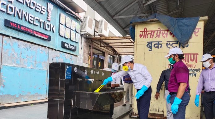 महाप्रबंधक आलोक कुमार ने स्वयं प्लेटफॉर्म फ्लोर क्लीनिंग मशीन चलाकर रायपुर स्टेशन पर यात्रियों को स्वच्छ्ता का सन्देश दिया