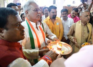 मुख्यमंत्री श्री बघेल ने मां दंतेश्वरी मंदिर में पूजा-अर्चना कर प्रदेश की सुख-समृद्धि की कामना की
