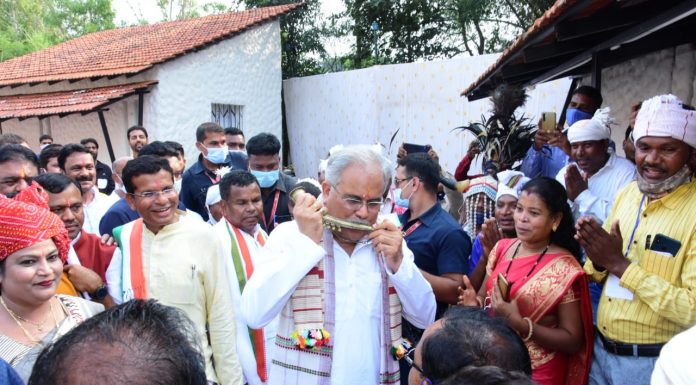 बस्तर की जनजातीय संस्कृति के रंग में रंगे दिखाई दिए मुख्यमंत्री भूपेश बघेल