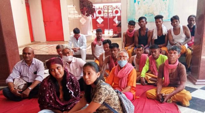 माता दंतेश्वरी मंदिर में श्रद्धालुओं ने मुख्यमंत्री श्री भूपेश बघेल की रेडियो वार्ता ‘लोकवाणी’ सुनी