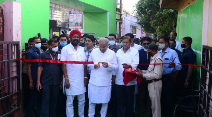 मुख्यमंत्री ने मेला में इलेक्ट्रिक चाक से दीया बनाकर परम्परागत व्यवसायियों को किया प्रोत्साहित