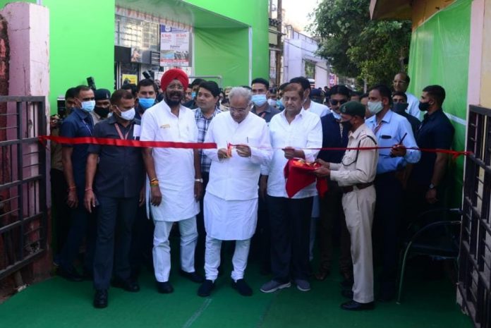 The Chief Minister encouraged the traditional businessmen by making a lamp with electric chalk in the fair.