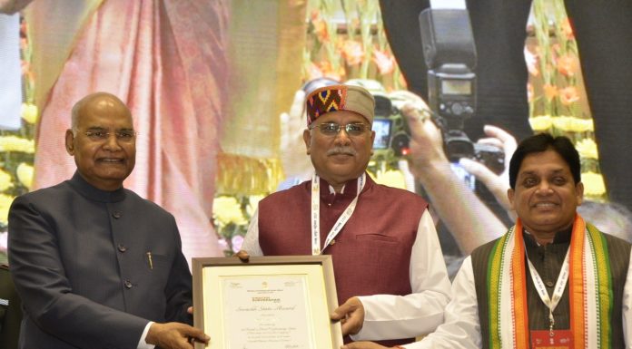छत्तीसगढ़ को मिला देश का सबसे स्वच्छतम राज्य का अवॉर्ड : राष्ट्रपति के हाथों मुख्यमंत्री श्री बघेल ने ग्रहण किया स्वच्छता अवार्ड