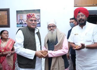 मुख्यमंत्री ने पद्मश्री मदन सिंह चौहान को उनके निवास पहुंचकर दी बधाई