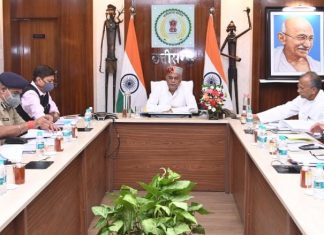 मुख्यमंत्री ने चिटफंड कंपनियों के संचालकों पर धीमी कार्रवाई पर नाराजगी व्यक्त की