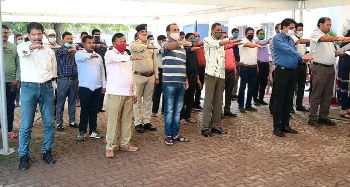 गृह मंत्री ताम्रध्वज साहू सहित अधिकारियों-कर्मचारियों ने संविधान की प्रस्तावना का किया सामूहिक पठन