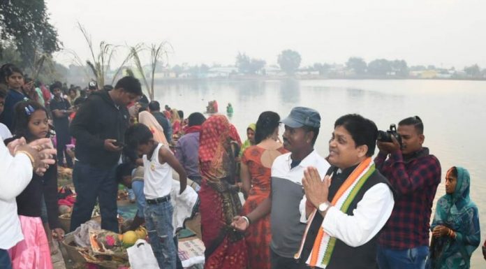 नगरीय प्रशासन मंत्री मंदिर हसौद में आस्था एवं भक्ति के महापर्व छठ पूजा में हुए शामिल