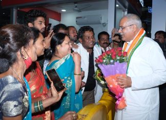 महात्मा फुले समता पुरस्कार’ मिलने पर मुख्यमंत्री बघेल का माता जिजाऊ ग्रुप की महिलाओं ने किया सम्मान