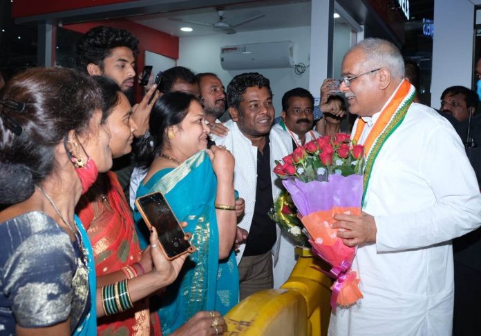 Women of Mata Jijau Group honored Chief Minister Baghel on receiving 'Mahatma Phule Samta Puraskar