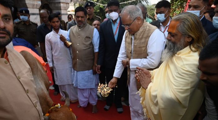 मुख्यमंत्री भूपेश बघेल आज राजधानी रायपुर स्थित दूधाधारी मठ पहुँचे और यहां पूजा अर्चना कर प्रदेशवासियों की सुख-समृद्धि एवँ खुशहाली की कामना की