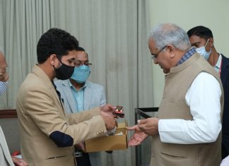 मुख्यमंत्री ने धान और दाल की देसी किस्मों की मार्केटिंग के लिए स्टार्टअप शुरु करने वाले युवा तरुण साहू की सराहना की