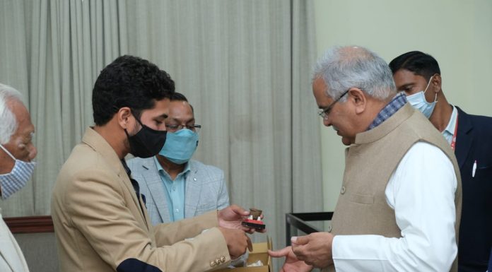 मुख्यमंत्री ने धान और दाल की देसी किस्मों की मार्केटिंग के लिए स्टार्टअप शुरु करने वाले युवा तरुण साहू की सराहना की