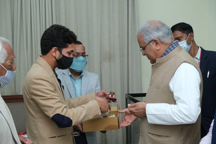 Chief Minister appreciates young Tarun Sahu, who started a startup for marketing indigenous varieties of paddy and pulses