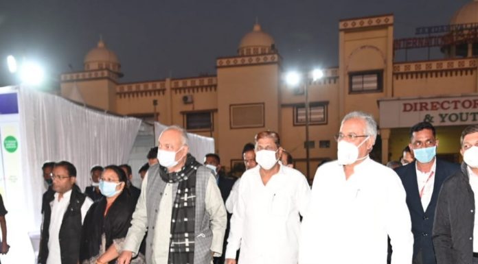 मुख्यमंत्री एयरपोर्ट से सीधे पहुंचे साईंस कॉलेज मैदान: सांसद राहुल गांधी के कार्यक्रम की तैयारियों का जायजा लिया