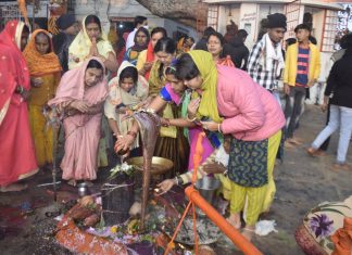 माघ पूर्णिमा पर श्रद्धालुओं ने लगाई त्रिवेणी संगम में डुबकी