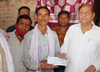 वन मंत्री मोहम्मद अकबर ने चार विपत्तिग्रस्त परिवारों को कुल 16 लाख रूपए का चेक वितरण किया