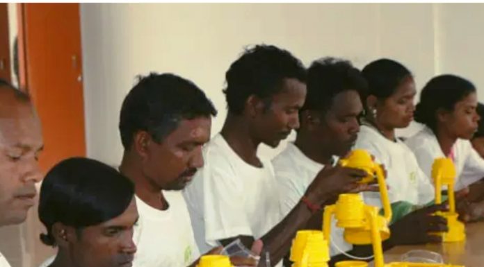 इलेक्ट्रॉनिक बल्ब निर्माण से दिव्यांग युवाओं का जीवन हुआ रोशन