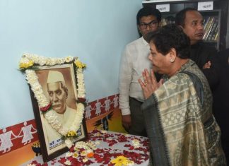 राज्यपाल ने सूरजपुर जिले के पंडो नगर में बने राष्ट्रपति भवन का किया अवलोकन