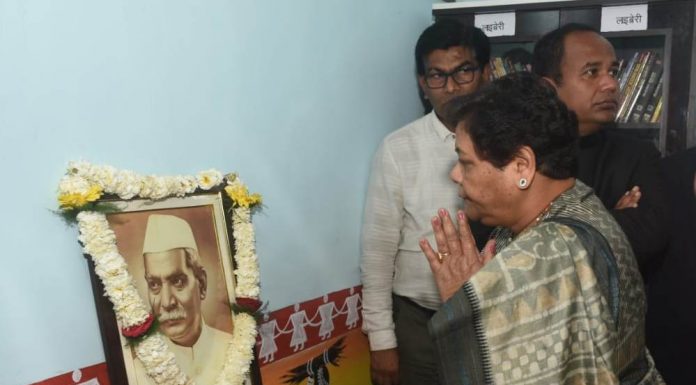 राज्यपाल ने सूरजपुर जिले के पंडो नगर में बने राष्ट्रपति भवन का किया अवलोकन