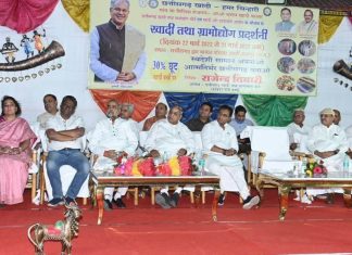 खादी कपड़ा नहीं एक विचार है: मुख्यमंत्री