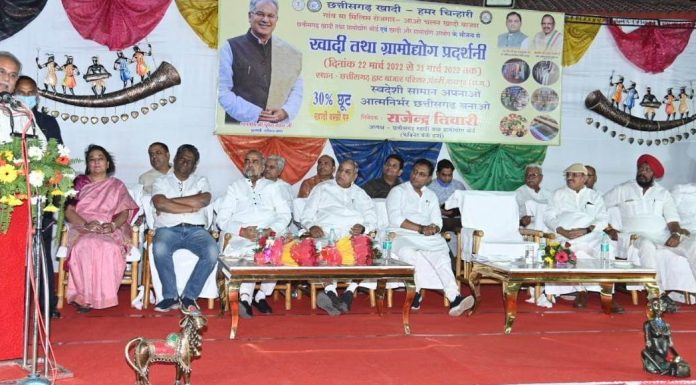 खादी कपड़ा नहीं एक विचार है: मुख्यमंत्री
