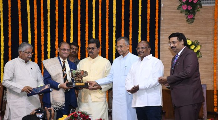 चन्द्रशेखर गंगराड़े की सेवानिवृत्ति पर विधान सभा सचिवालय परिवार ने उन्हें दी भावभीनी बिदाई